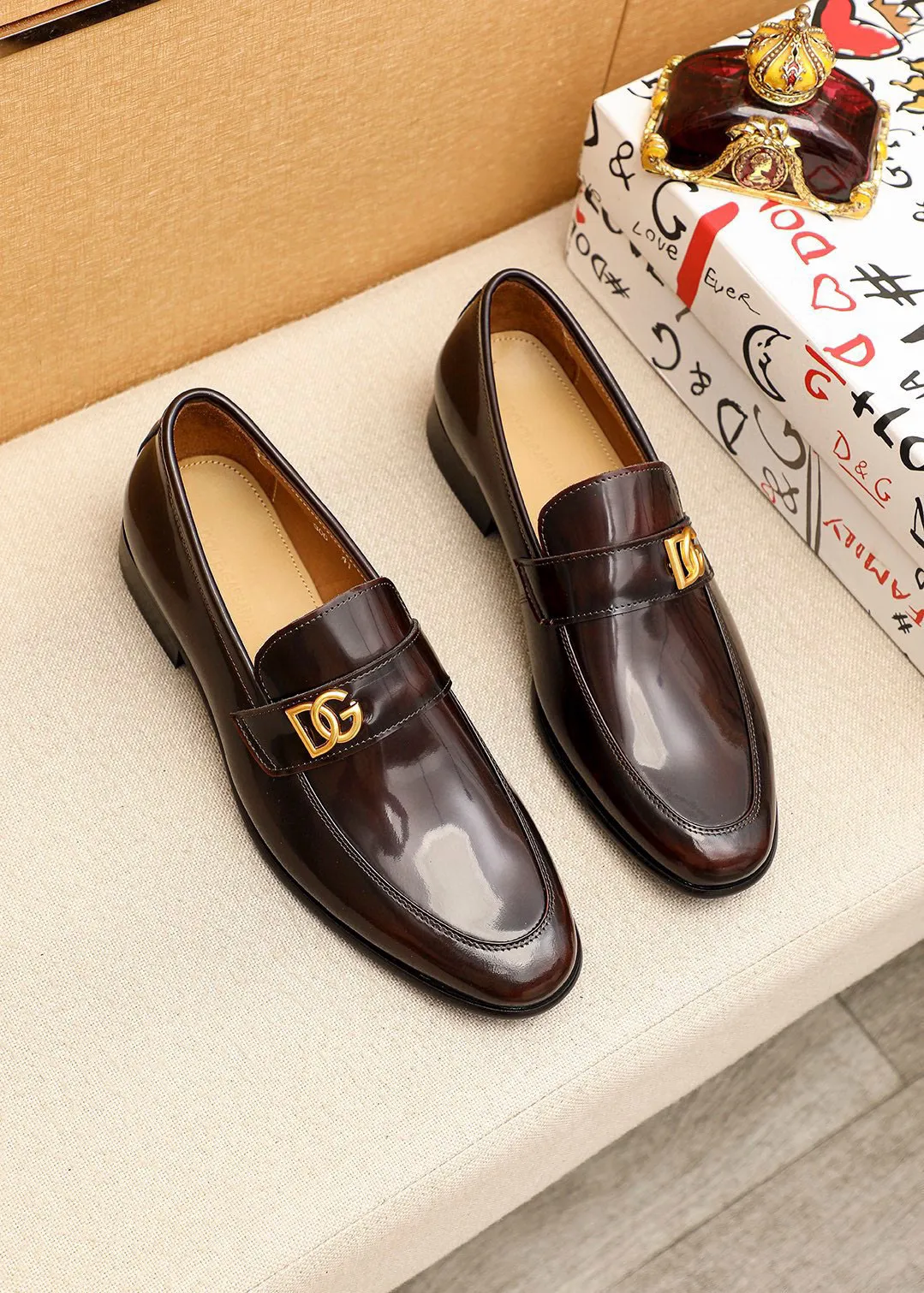 Men's clothing and shoes 💰460 💐DG top quality🔍🔍Men's new leather shoes🚹Sold simultaneously at counters⚠The uppers are imported open-edge beaded cowhide leather uppers from Italy, fully imported cowhide leather lining + classic hardware buckles, completely 1⃣️to 1⃣️reproduction🇮🇹💪💪, ⚠ Sole: The original sole is specially provided by the original factory. The exclusive movable molded sole is super comfortable. ⚠The original factory follows the order, 🔍🔍high quality, you can enter and exit the counter at will, welcome to compare⚠Size: 38-44 (45.46🉑️Customized)